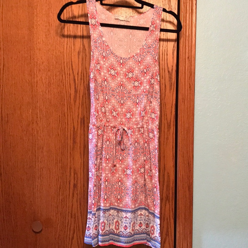 Sleeveless dress with a summertime pattern.